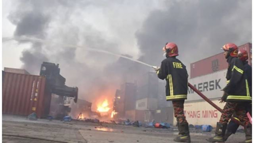 বিএম কনটেইনার ডিপোর আগুন নেভানো হচ্ছে