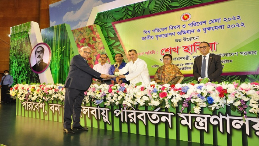 পুরস্কার গ্রহণ করছেন বুয়েট উপাচার্য