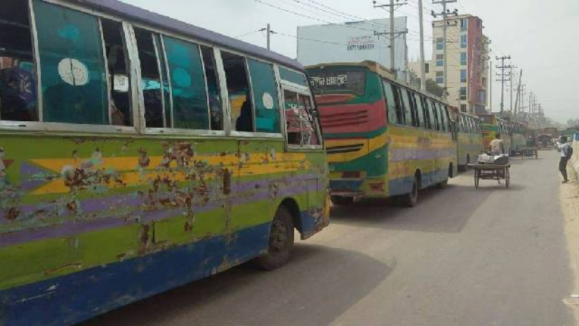 ১৫টি বাস আটকে রেখেছে শিক্ষার্থীরা