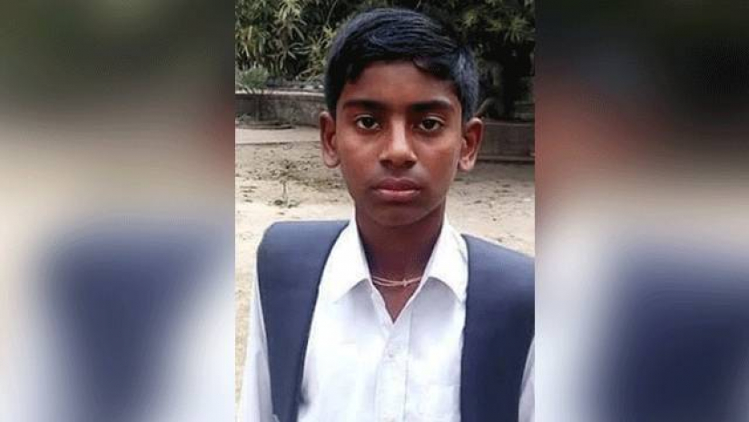 মোবাইল কেড়ে নেন বাবা, দরজা ভেঙে দেখলেন ছেলের ঝুলন্ত লাশ