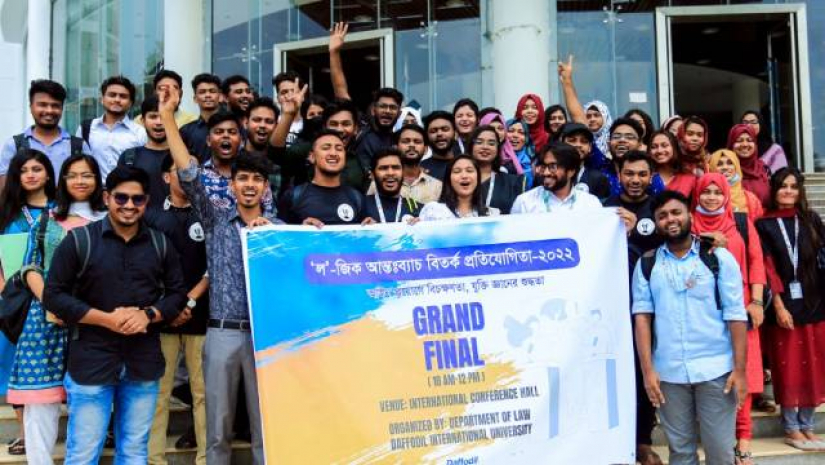 বিতর্ক প্রতিযোগিতায় অনির্বাণকে হারিয়ে চ্যাম্পিয়ন মুক্তমঞ্চ