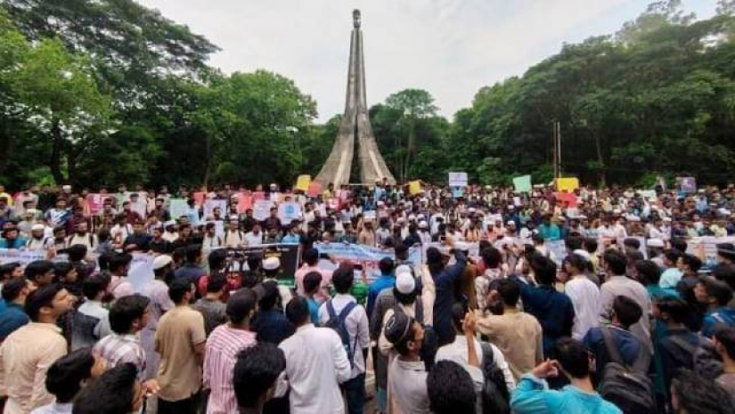 মহানবীকে অবমাননার প্রতিবাদী বিক্ষোভে চবি শিক্ষার্থীদের ঢল