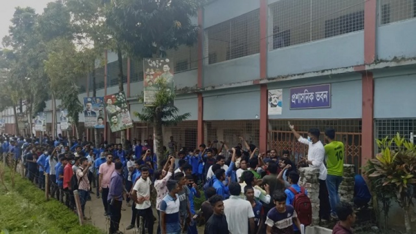 ২০২১ সালের ২৬ অক্টোবর অধ্যক্ষকে অবরুদ্ধ করার সময়