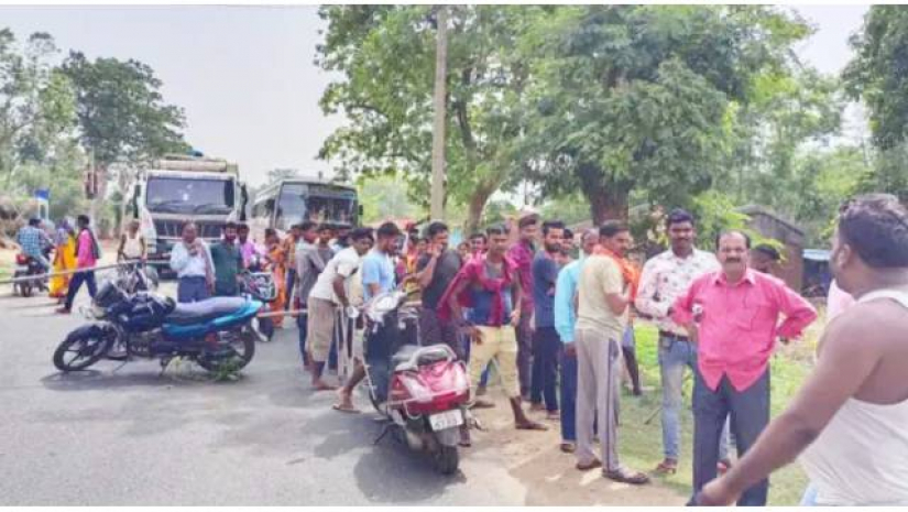 ঘটনাস্থলে অবস্থান নিয়েছেন বিক্ষুব্ধ জনতা