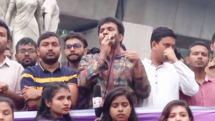 সমাবেশে বক্তব্য দিচ্ছেন সাদ্দাম হোসাইন