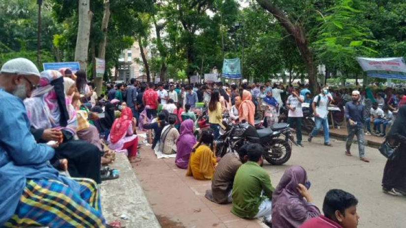 পরীক্ষাকেন্দ্রের বাইরে অপেক্ষা করছেন পরীক্ষার্থী ও অভিভাবকরা
