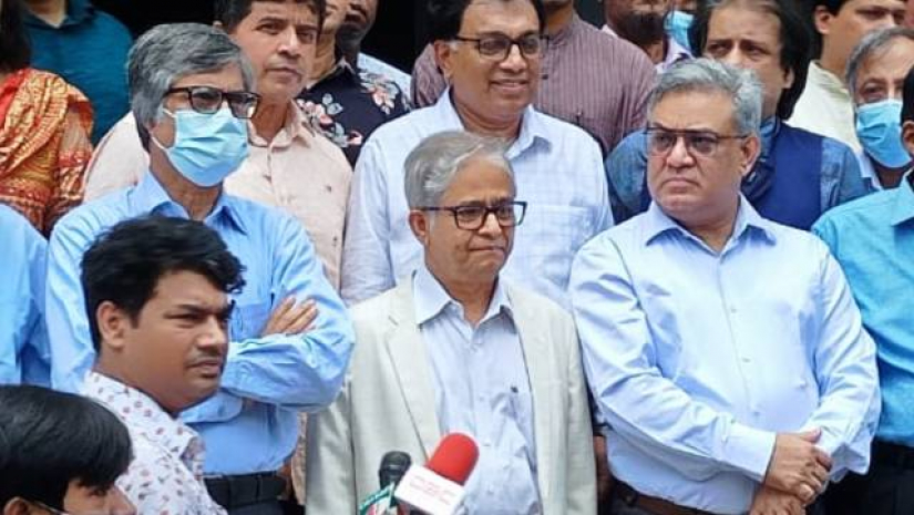 কেন্দ্র পরিদর্শন শেষে সাংবাদিকদের সঙ্গে কথা বলছেন ঢাবি উপাচার্য