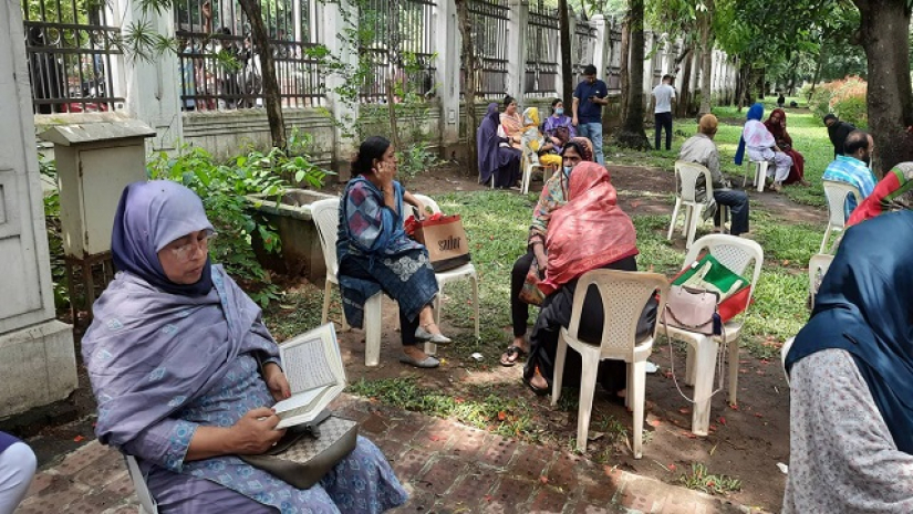 কোরআন পড়ছেন নাসরিন শিকদার