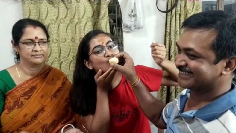 অদিশা ও তার বাবা-মা