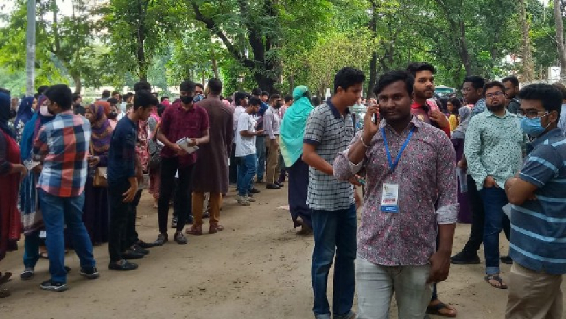 ভর্তি পরীক্ষায় অংশ নিতে শিক্ষার্থীরা