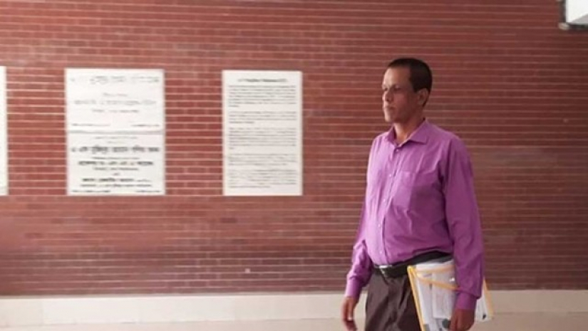 পরীক্ষা দিয়ে বের হচ্ছেন বেলায়েত শেখ