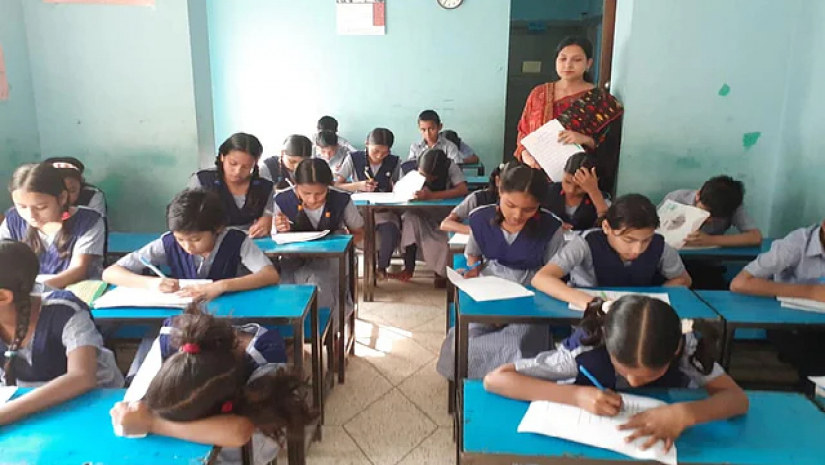 ক্লাস নিচ্ছেন শিক্ষক