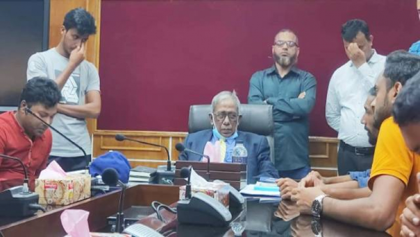 গণিত বিভাগের শিক্ষক মশিউরের বিরুদ্ধে ব্যবস্থা নিতে উপাচার্য বরাবর স্মারকলিপি দিয়েছেন শিক্ষার্থীরা