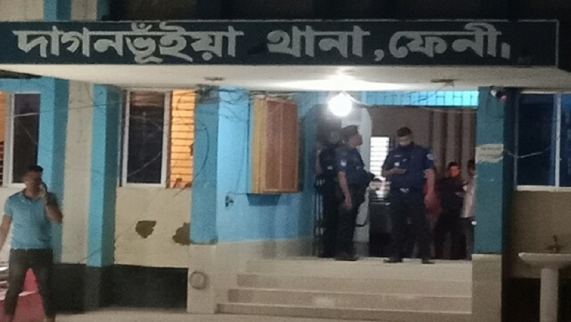 গভীর রাতে পালানোর সময় পুলিশের সামনে মাদ্রাসাছাত্র, পায়ে বাঁধা শিকল