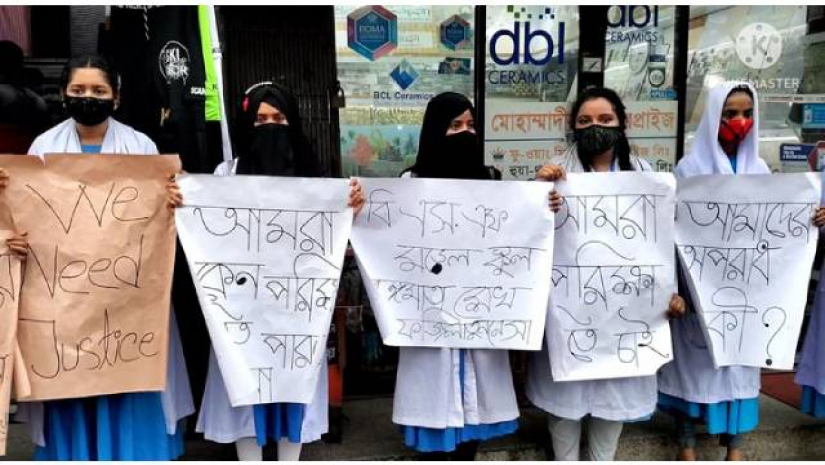 প্ল্যাকার্ড হাতে ছাত্রীরা