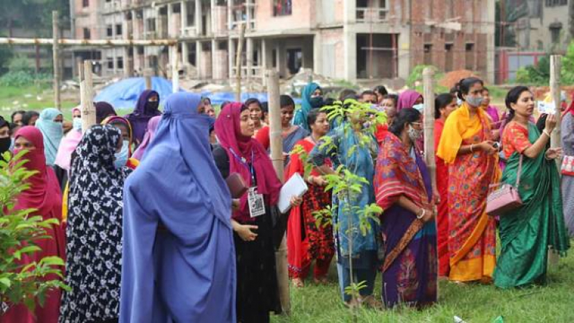 লাইনে দাড়িয়ে আছে ভোটাররা
