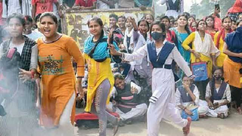 পথ অবরোধ করে বিক্ষোভ শিক্ষার্থীদের