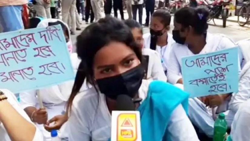 আন্দোলনত উচ্চ মাধ্যমিকের ছাত্রী