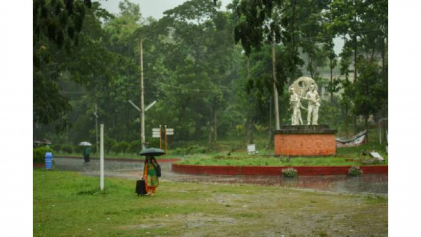 বৃষ্টি বিড়ম্বনা নিয়েই  ক্যাম্পাস ছেড়েছেন অনেকেই