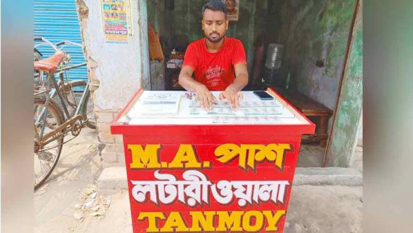 লটারির টিকিট বিক্রি করছেন তন্ময় চুনারি