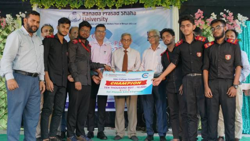 বিজয়ীদের হাতে পুরষ্কার তুলে দিচ্ছেন 