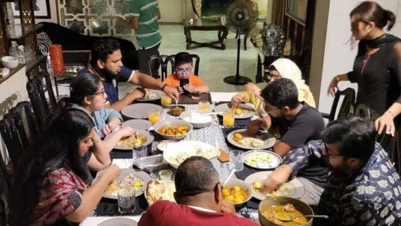 এক টেবিলে ওমর সানী ও মৌসুমী