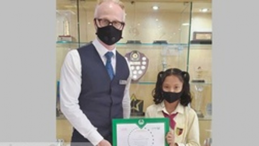 বাংলাদেশি স্কুল পড়ুয়া শিশুকে সম্মাননা দিলো দুবাই পুলিশ