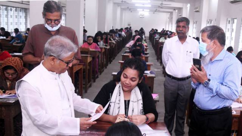 ভর্তি পরীক্ষা পরিদর্শন করেছেন ঢাবি উপাচার্য
