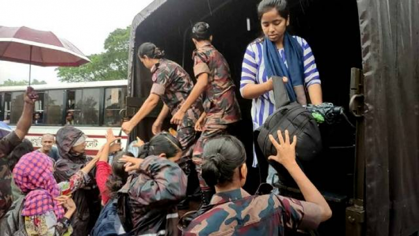 ছাত্রীদের উদ্ধার করছে বিজিবি