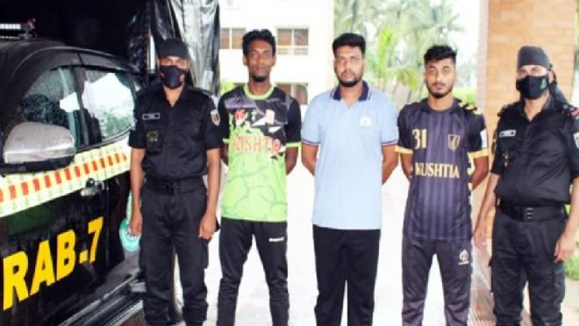 শিক্ষকদের সামনে ছাত্রকে কুপিয়ে জখম, গ্রেপ্তার ৩