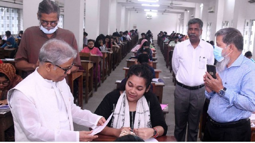 ভর্তি পরীক্ষা পরিদর্শনে ঢাবি ভিসি
