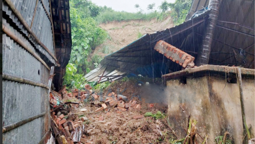 পাহাড় ধসে নিহত ৪