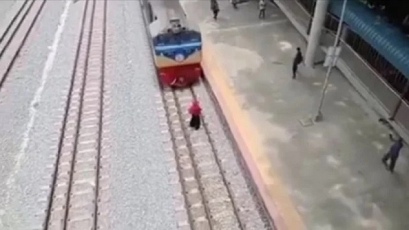 চলন্ত ট্রেনের নিচে ঝাঁপ দেওয়া নারী বেঁচে আছেন