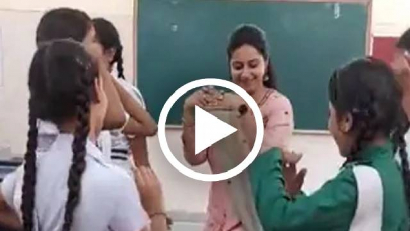 শিক্ষিকার নাচ