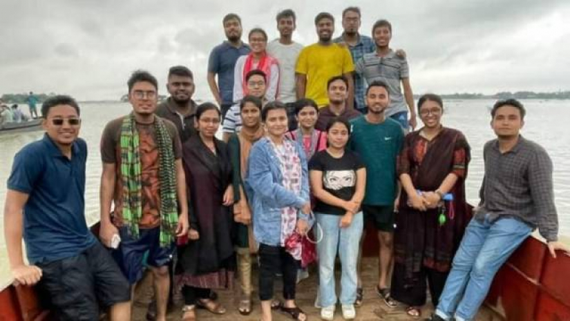 ঢাবি শিক্ষার্থীরা