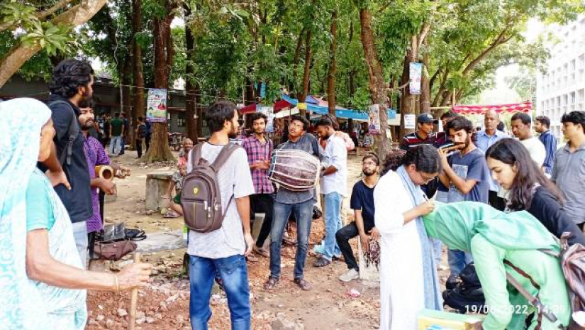 নাচে-গান বন্যার্তদের পাশে রাবি শিক্ষার্থীরা