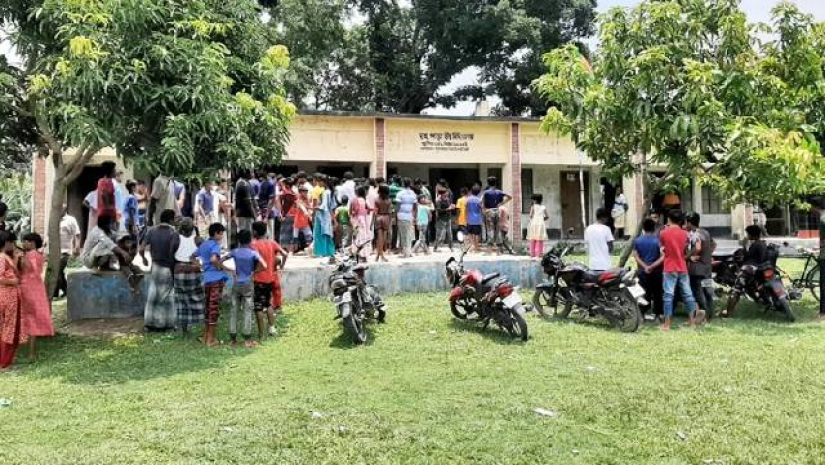 সহকারী শিক্ষককে মারধর