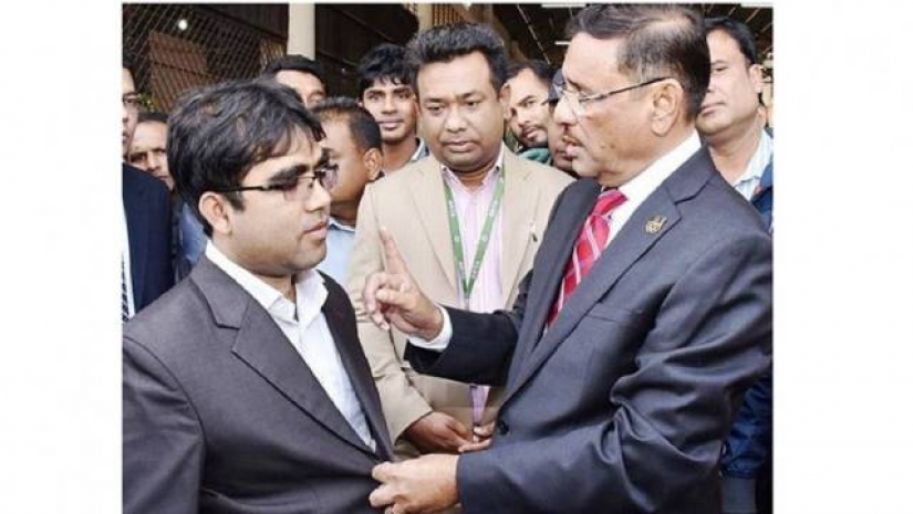মিরপুর বিআরটিএ কার্যালয়ে সড়ক পরিবহন ও সেতুমন্ত্রী ওবায়দুল কাদেরের সঙ্গে মাসুদ আলম। ২০১৭ সালের ১৮ জানুয়ারির ছবি।