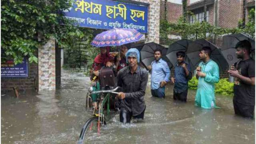বন্যার পানি ঢোকে ক্যাম্পাসে