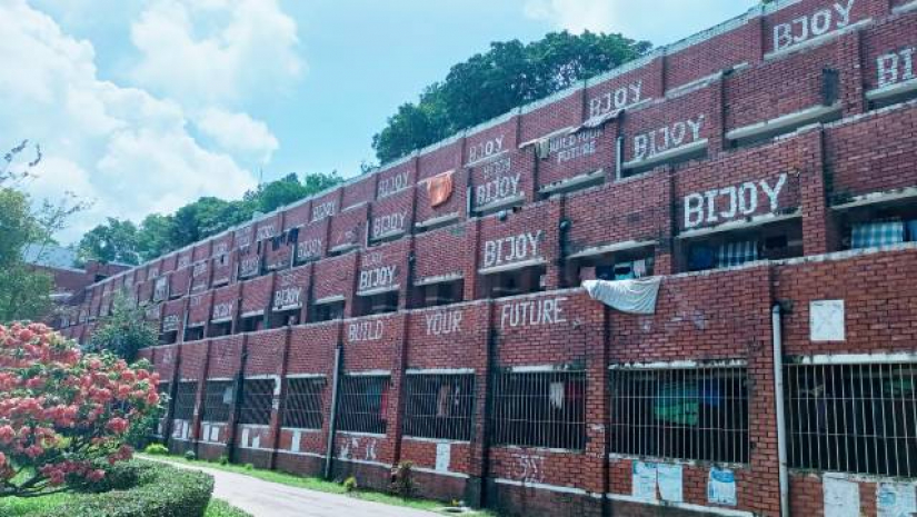 ছাত্রলীগের চিকায় চকচক করছে চবির হল