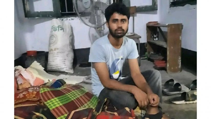 মাঝরাতে ছাত্রলীগের কিল-ঘুষি, রাবি ছাত্রকে হল থেকে নামিয়ে দেয়ার হুমকি!