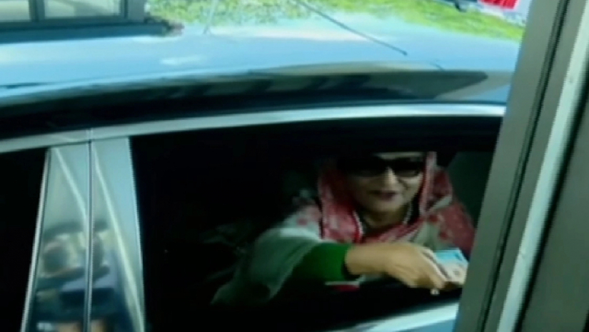 টোল দিচ্ছেন প্রধানমন্ত্রী শেখ হাসিনা