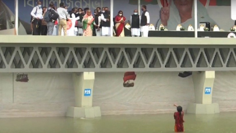 সাঁতরে গিয়ে প্রধানমন্ত্রীর সঙ্গে কথা বললো কিশোরী