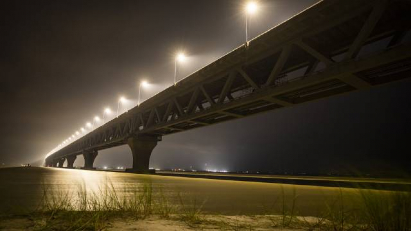 রাতের পদ্মা সেতু
