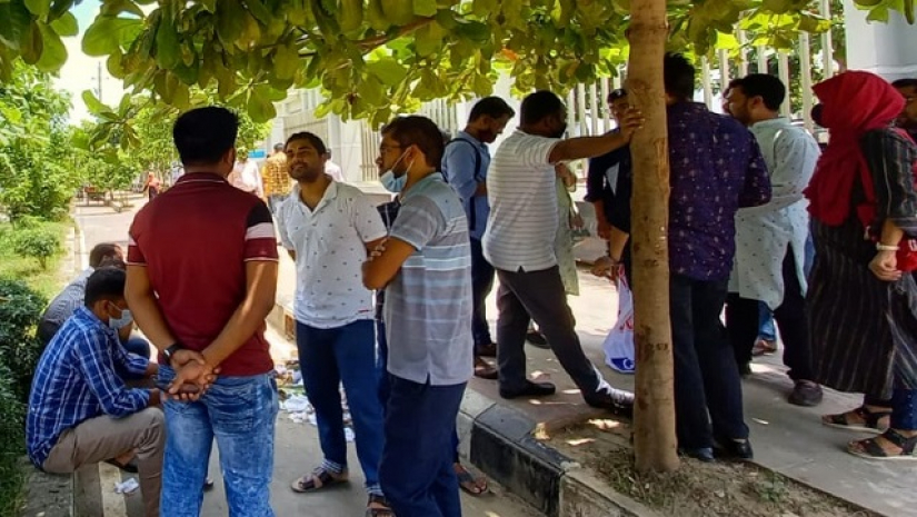 সরকারি কর্ম কমিশনের সামনে প্রার্থীরা জড়ো হচ্ছে