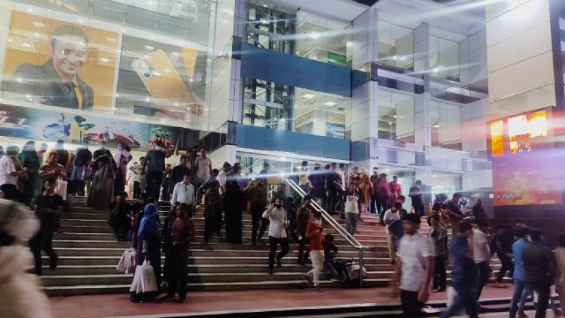 বসুন্ধরা শপিং মলে ক্রেতা-দর্শনার্থীদের ভিড়