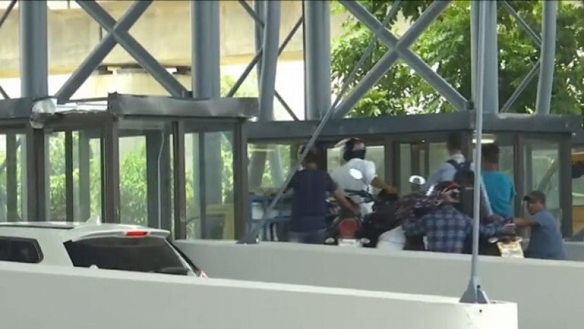 পিকআপে মোটরসাইকেল তুলে ৪০০ টাকায় পদ্মা সেতু পার হচ্ছেন অনেকে