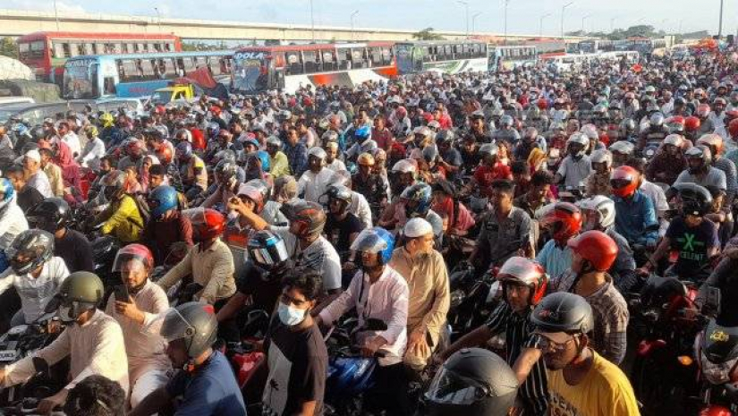 ঠেকানো যাচ্ছে না! সেতু পার হতে বিকল্প উপায় বাইকারদের (ভিডিও)