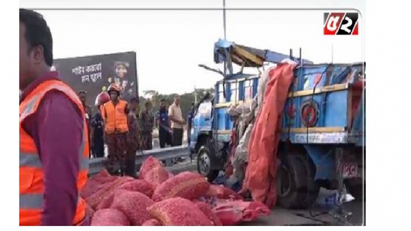পদ্মা সেতুতে উল্টে গেল ট্রাক