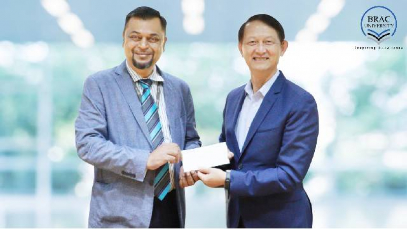 চেক তুলে দিচ্ছেন  